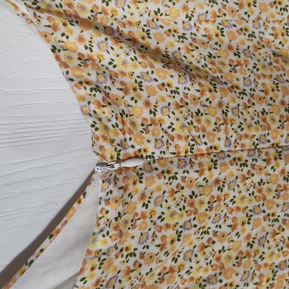 Adorable floral yellow dress with adjustable tie straps and zipper - Picture 3 of 8